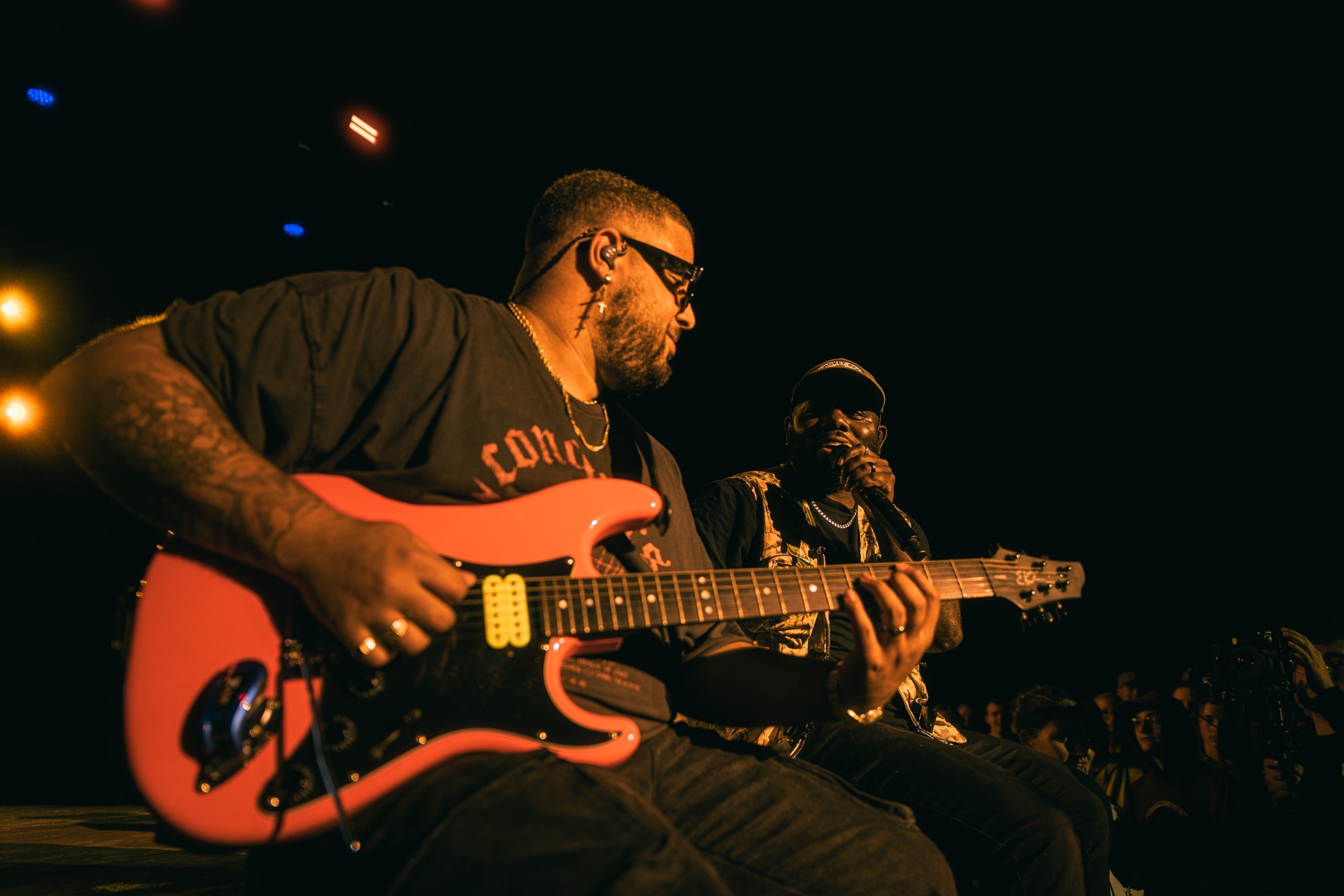 Toine playing guitar on stage